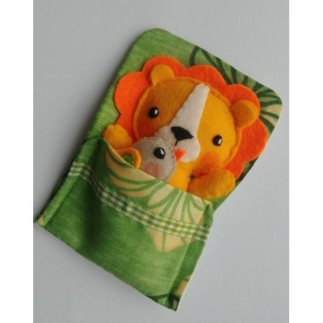 Löwenjunge mit einem kleinen Vogel im Schlafsack