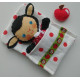 Lämmchen mit Apfel im Schlafsack