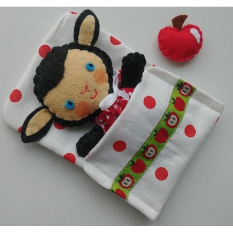 Lämmchen mit Apfel - Kleinigkeiten in einem Schlafsack