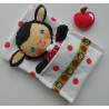 Lämmchen mit Apfel im Schlafsack
